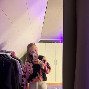 Sweatshirt  - Cool sweatshirt med tie-dye mönster i svart, rosa, vit och gul. Tröjan har rund hals, långa ärmar och ribbade muddar. Perfekt för dig som gillar färg och vill sticka ut lite extra. Mjuk bomullskänsla och loose passform.