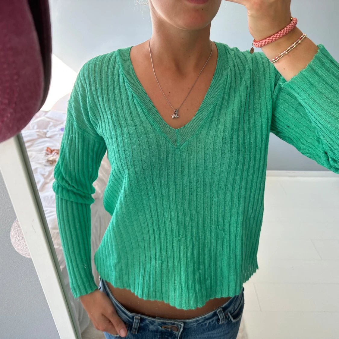 Grön ribbad stickad tröja med v-ringning - 2