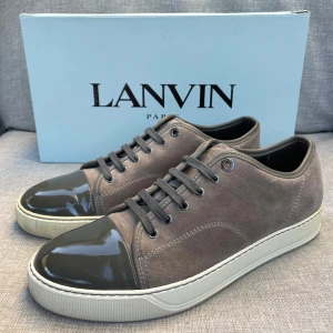 Lanvin skor  - Hej! Säljer nu dessa sjukt snygga Lanvin skor. Skorna är i toppskick! Vi rekommenderar att gå ner en storlek. Har ett begränsat antal boxar och dustbag! Hör gärna av dig vid frågor 