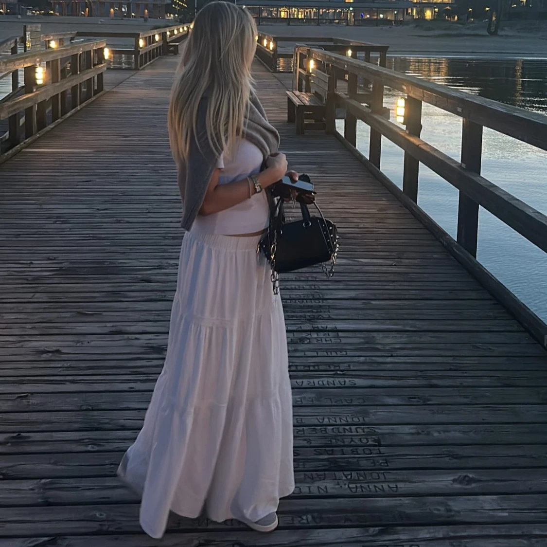 Vit långkjol med volanger