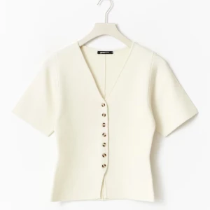 Vit ribbad topp med v-ringning - Snygg vit ribbad topp från Gina Tricot, prislappen kvar 💕