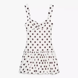 Vit prickig kort klänning från Zara - Säljer denna klänningen från Zara, aldrig använd endast testad och lappen är kvar och slutsåld på hemsidan! (Tryck inte på köp nu innan du hört av dig)