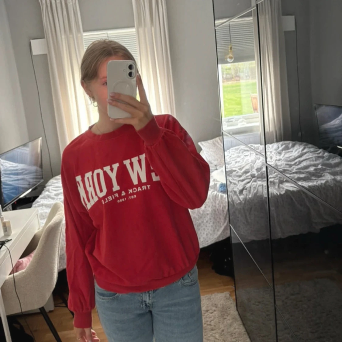 Röd sweatshirt med New York-tryck