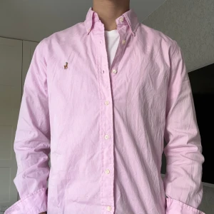 Ralph Lauren Skjorta - Snygg rosa skjorta från Polo Ralph Lauren i mycket bra skick. Storlek S.