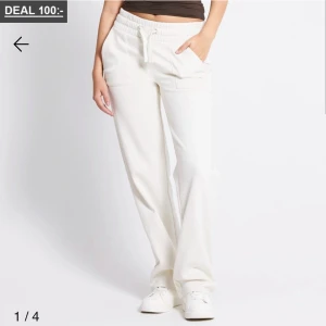 Vita mjukisbyxor med snörning  - Snygga vita mjukisbyxor från lager 157 i storlek XS. De har bred resår i midjan med snörning, raka ben och stora fickor både fram och bak. Materialet är mjukt och skönt, perfekt för chill dagar. Passformen är loose och stilen är straight.