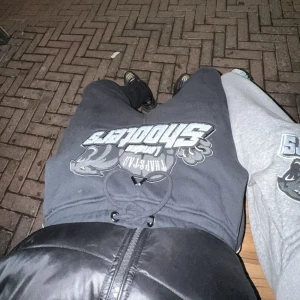 Svarta Trapstar London Shooters trucksuit - Svart tracksuit från Trapstar  'London Shooters'-tryck framtill. 
