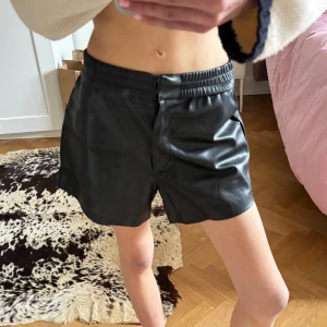Svarta shorts - Coola och sköna shorts, dessutom stretchiga i midjan!🖤 200 kr + frakt