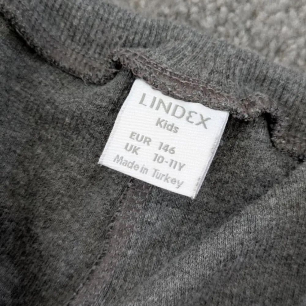 Grå ribbade byxor från Lindex Kids i storlek 146. Byxorna har en bred midjeresår och utsvängda ben.. Farkut & Housut.