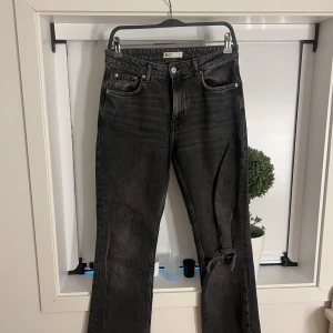 Svarta jeans från g perfect jeans - Säljer ett par svarta jeans från g perfect jeans i klassisk femficksmodell. Jeansen har raka ben och en liten slitning på ena knät för en cool look. Perfekta till vardags och passar till det mesta.