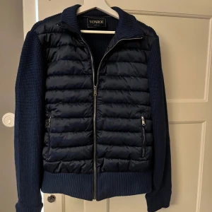 Vonroe - Vonroe Cardigan storlek M. Den är väldigt varm och helt ny. Slut överallt med lång väntetid. Kan diskutera pris