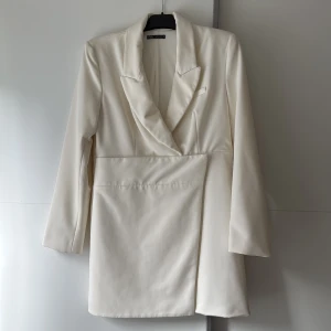 Vit kort klänning zara - Säljer nu min sååå fina vita kavajklänning från Zara som passar perfekt till student eller nu till sommar😍klänningen är i storlek XL men skulle säga att den sitter mer som M-L! Hör av dig vid frågor eller fler bilder 😍