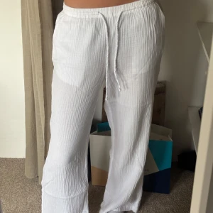 Vita linnebyxor från Gina Tricot - Säljer ett par vita linnebyxor från Gina Tricot. De har en loose passform med elastisk midja och snörning. Perfekta för en avslappnad stil. De är väldigt luftiga, något som är väldigt skönt till sommaren. Jag är 172 som preferens. Säljer då jag har ett annat par jag hellre använder😊😊