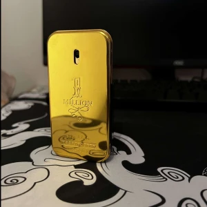 1 Million Parfym från Paco Rabanne - Säljer en lyxig 1 Million parfym från Paco Rabanne. Flaskan är formad som en guldtacka med en elegant och glänsande yta. Perfekt för den som vill ha en doft som utstrålar rikedom och stil. En ikonisk doft som passar för speciella tillfällen.