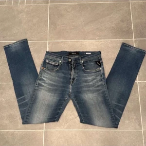 Replay jeans w30 L30 - Säljer ett par replay jeans i moddelen grover, mycket bra skick, pris kan diskuteras och hör av er angående frågor