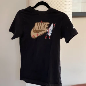 Nike T-Shirt - Hej! Säljer en fin Nike T-Shirt som är i junior storlek, den har inte använts så mycket så den är i bra och fint skick. Mvh