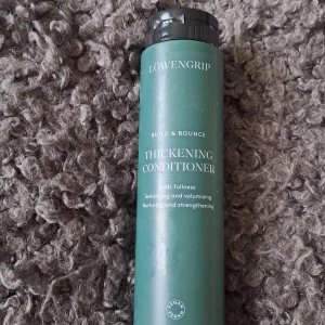 Thickening Conditioner från Löwengrip - Löwengrip Thickening Conditioner är en volymgivande och stärkande balsam som ger textur och fyllighet till håret. Den är vegansk och passar alla hårtyper. Perfekt för att vårda och stärka håret.