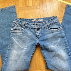 Lågmidjade bootcut jeans!! - Sjukt snygga ljusblå Lågmidjade bootcut jeans! Toppen skick💕skriv  om du undrar något🌸står ingen storlek men uppskattar till xs / S ! Skriv för mått