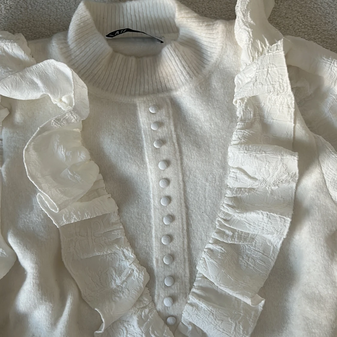 Vit blus med volanger och knappar - 1