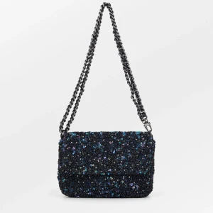 Svart glittrig axelväska från Beck Söndergaard - Säljer en svart glittrig axelväska från Beck Söndergaard med kedjerem och paljetter. Väskan har ett lock med magnetknäppning och är perfekt för att lyfta din outfit med extra bling och som accessoar för tillställningar. ALDRIG ANVÄND ny pris ligger på 849kr, säljer för 600 ‼️PRISET KAN DOCK DISKUTERAS‼️