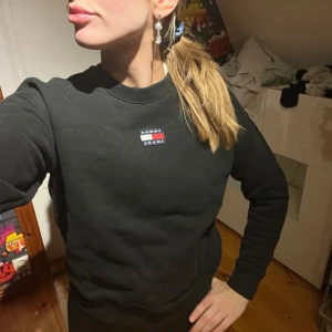 Svart sweatshirt från Tommy Jeans - Säljer en svart sweatshirt från Tommy Jeans med logga broderad på bröstet. Så fin! 