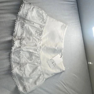 Mini skirt med spets  - Supersöt vit kjol med spets!! Den är perfekt för sommarn och sitter så fint ❤️❤️❤️Kan inte sälja under 190/200 eftersom den aldrig är använd och orginalpriset är 330 ❤️