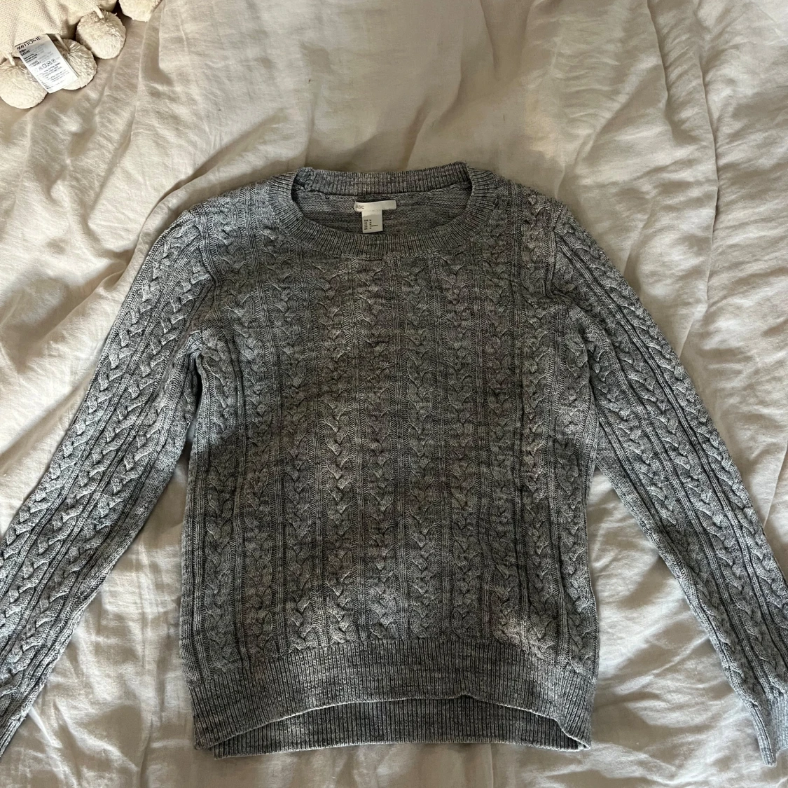 Grå kabelstickad tröja från H&M - 1