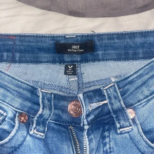 True Religion Joey Mid Rise Flare Jeans - säljer mina true religion jeans i storlek w23, passar dom med storlek S. använda ett antal gånger men börjar bli för små för mig därav att jag säljer dem. pris kan diskuteras.
