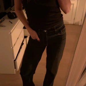 Svarta jeans med hög midja - Snygga mörkblåa jeans från Zara!! Är 170, så dom är långa. Knappt använda för dom är köpa för en månad sedan😍
