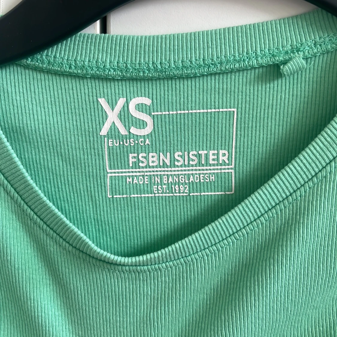 Grön croppad ribbad t-shirt från FSBN Sister - 2