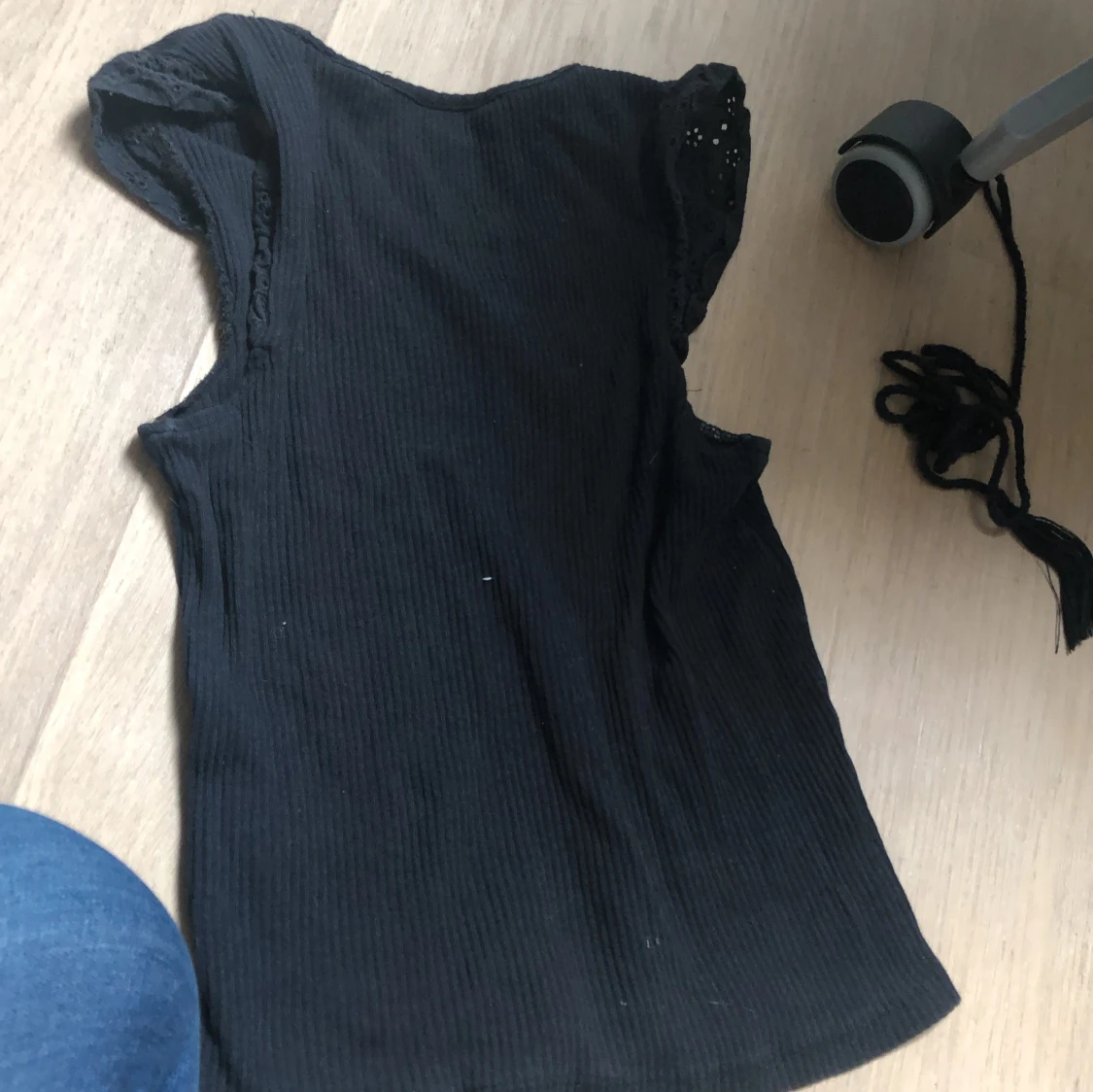 Svart ribbad topp med spetsdetaljer - 3