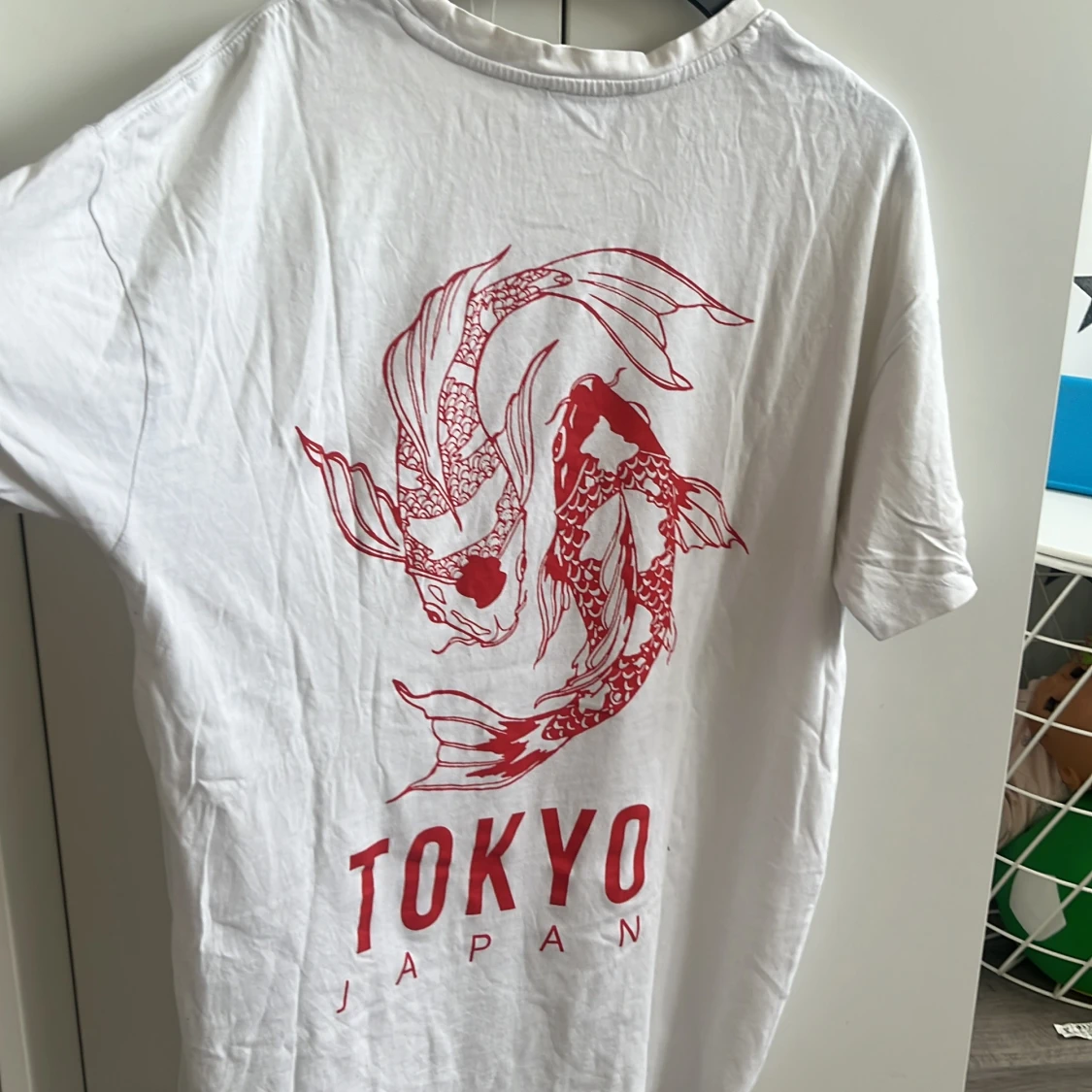 Vit t-shirt med Tokyo-tryck från FB Sister - 1