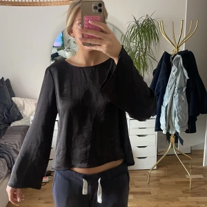 Fest topp/blus - Säljer denna topp/blus från ginatricot med knytning i ryggen i storlek 40💞