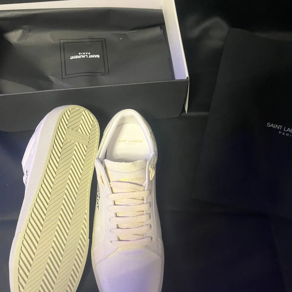 Rena och tagit bra hand om ett par ysl Sl/06 beige storlek 43, lådan och dustbag finns. Priset kan diskuteras vid snabb affär. Skriv vid funderingar.. Kengät.