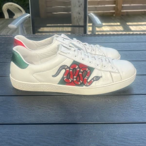 Gucci skor  - Säljer ett par vita Gucci skor använt ett fåtal gånger  är i bra skick pris kan diskuteras 