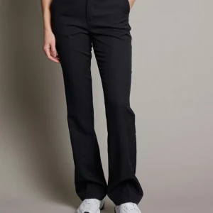 Svarta kostymbyxor med bootcut - Snygga kostymbyxor från bikbok . Snygg och passar till allt💗helt oanvända💗