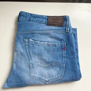 Replay jeans W34 L32 - Säljer ett par riktigt schyssta replay jeans i strlk W34 L32! Väldigt fint skick hör av er vid eventuella funderingar. Kan gå ner i pris vid snabb affär!