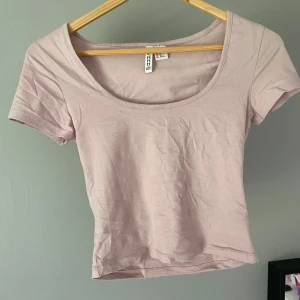  T-shirt  - Säljer T-shirt från H&M i storlek xs ny utan prislapp inga defekter på den 💕
