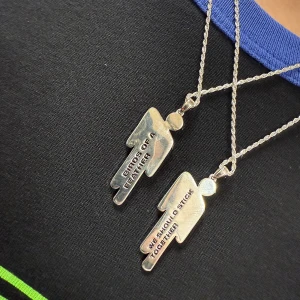 Billie Eilish BOAF matching halsband! - Två matchande halsband i silverfärg med figurformade berlocker. Ena berlocken har texten 'BIRDS OF A FEATHER' och den andra 'WE SHOULD STICK TOGETHER'. Perfekt som vänskapssmycke att dela med någon speciell. Kan antingen fraktas för 39 kronor, eller mötas upp I Eskilstuna!