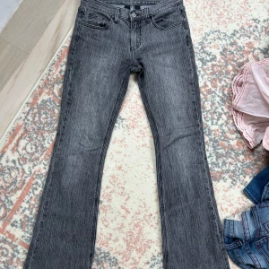 jeans från brandy melville - jättefina svarta/gråa jeans från brandy melville!