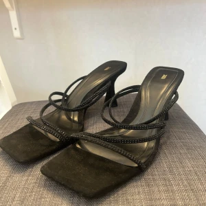 Svarta klackar - Svarta klackar från Zara med band med stenar på