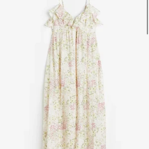 Blommig långklänning med volang - Säljer nu den slutsålda långklänningen ifrån hm då den inte kommer till användning. Skriv privat för egna bilder 