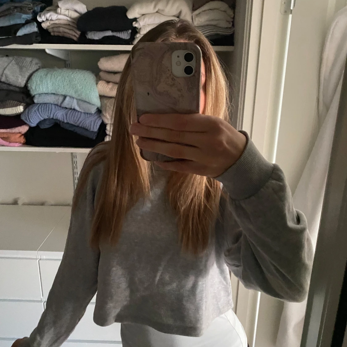 Grå & vit croppad sweatshirt