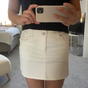 Vit jeanskjol - Superfin vit jeanskjol som endast är använd ett fåtal gånger. Passar perfekt till sommaren!💞💞