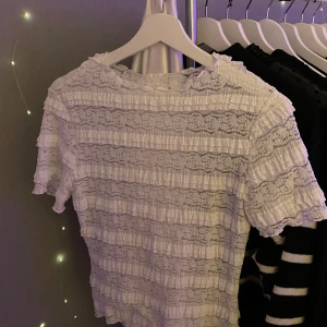 Vit spetsblus - Säljer en söt vit spetsblus med korta ärmar som tyvärr inte kommer till användning, storlek S, aldrig använd. Superskön och stretchigt material🤍