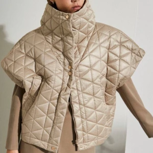 Beige/guldig copenhagen muse väst - Säljer denna super fina copenhagen muse väst, är i M/L men passar mig som är 160, skriv för fler bilder eller om ni undrar något annat💕