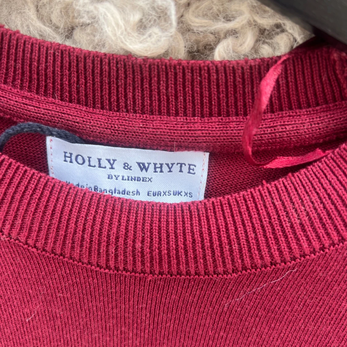 Vinröd tröja  - 4