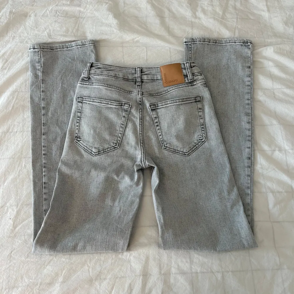 Säljer ett par ljusgrå jeansbyxor med raka ben. Dom är även midwaist. Waist 24 och lenght 32. Farkut & Housut.