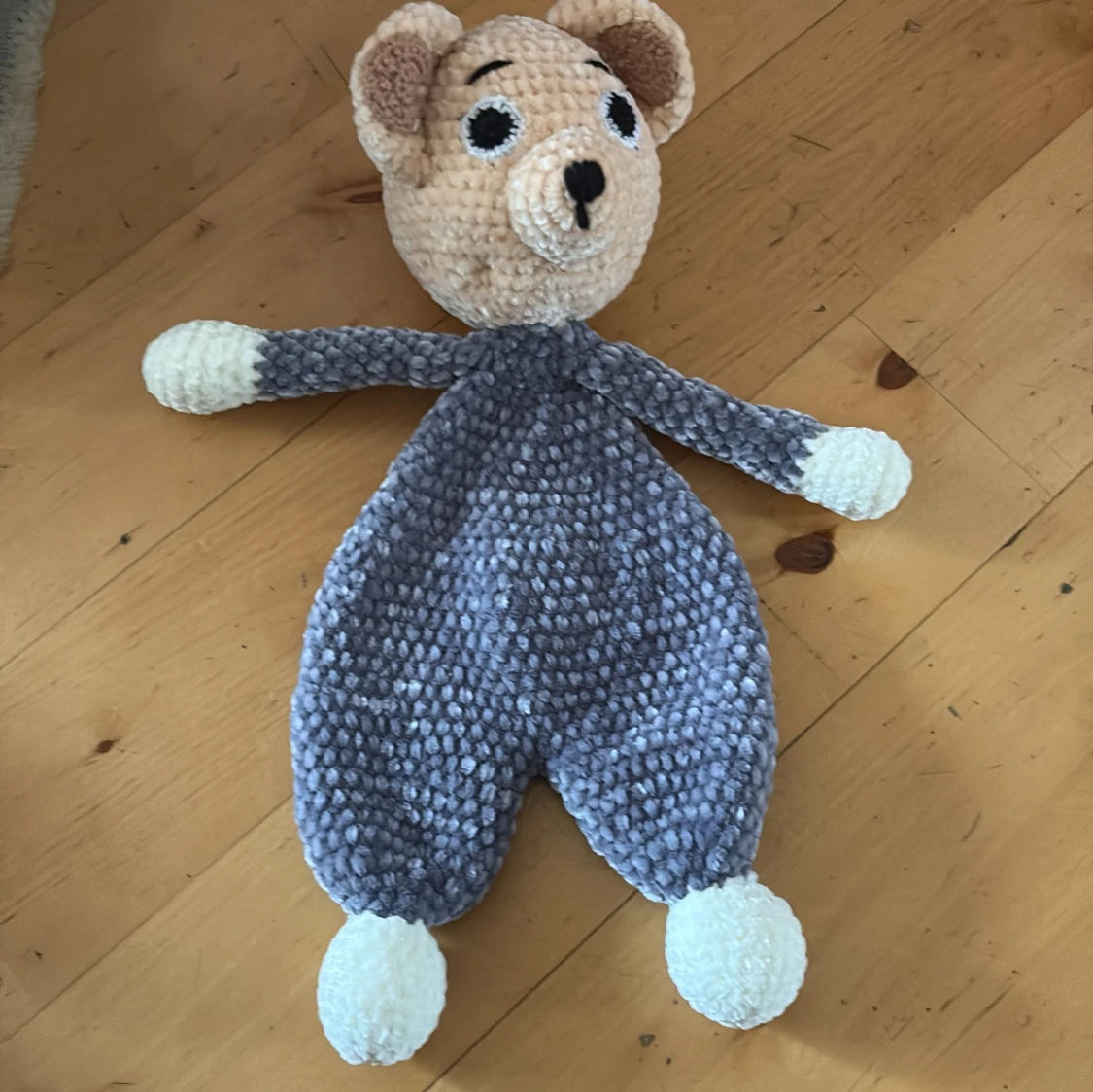 Stickad nallebjörn i grått och vitt - 1