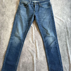 Dondup George  - Säljer nu ett par riktigt snygga jeans från dondup i modellen George. Skicket är som nytt. Hör av dig vid fler frågor och funderingar!!