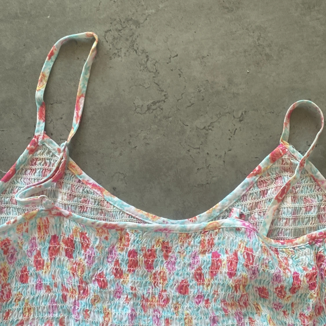 Blommig sommarklänning med smala axelband - 3